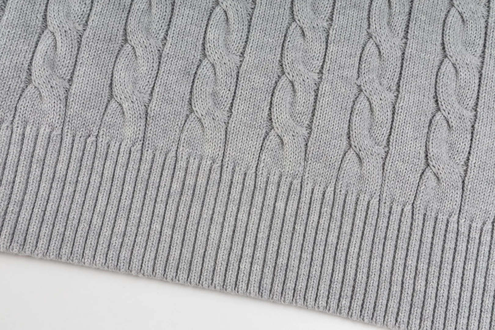 P236 #R92 RALPH LAUREN Ralph Lauren fifteen colors classic small label embroidery logo turtleneck pullover half-zip knitted cable sweater with high-density LOGO embroidery on the chest and original customized tag accessories. Made of pure cotton yarn, pure cotton is skin-friendly and comfortable, small label war horse embroidered twist turtleneck sweater 🐎 high quality, follow the blogger to learn how to wear it! Let’s buy a Ralph Lauren cable sweater. It’s a super hard-to-find series after it became popular. It’s hard to find one on the official website. It’s simple and practical to wear, with a lazy and loose feel. The thickened fabric has more texture, feels soft and delicate, and has a loose fit. Whether worn alone or layered, you can wear different styles of fashion with just one piece!   Size：XS S M L